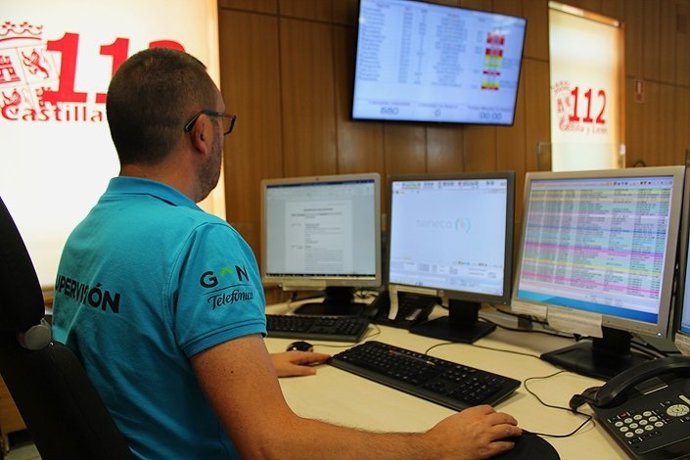 Imagen de archivo de un operador del Servicio de Emergencias de Castilla y León 112