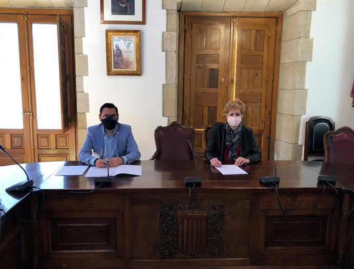 El director general de Administración Local y Despoblación, Jesús Maria Rodríguez, y la alcaldesa de Viana, Yolanda González, en un momento de la firma de los convenios.