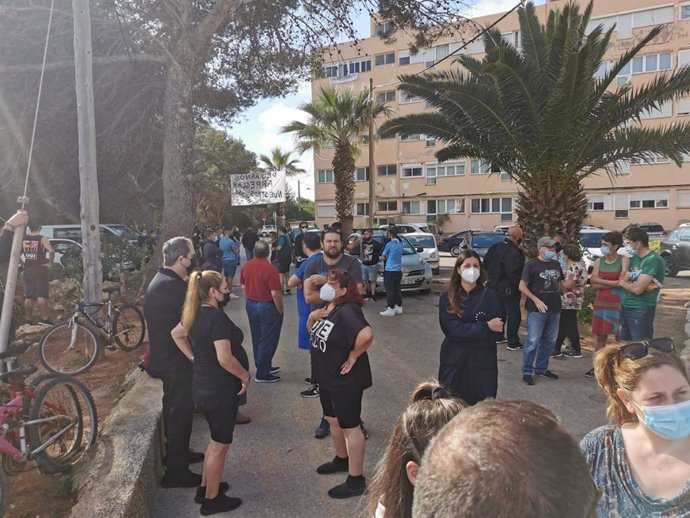 Protesta de los vecinos del edificio Don Pepe de Sant Josep.