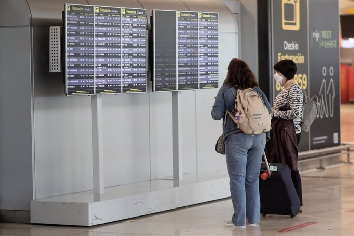 Dos pasajeras en la terminal T4 del Aeropuerto Adolfo Suárez - Madrid Barajas, a 24 de mayo de 2021, en Madrid, (España). 