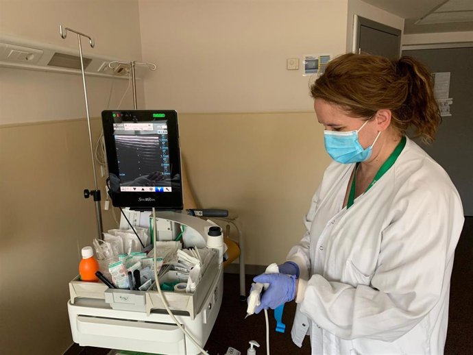 Una sanitaria, en la Unidad de Acceso Vascular del Hospital Universitario Son Lltzer.