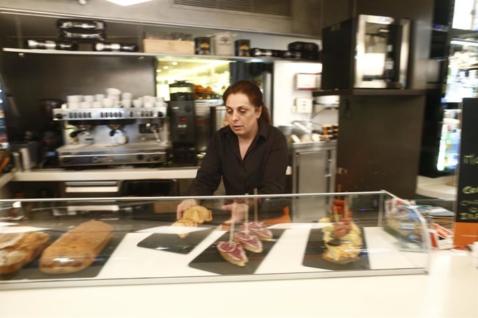 Archivo - trabajador, trabajando, camarero, bar, autónomo, consumo, tapas, cafetería, precios, IPC, empleo, paro, parados, hostelería, chorizo, tortilla