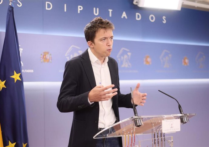 El líder de Más País, Íñigo Errejón, interviene en una rueda de prensa anterior a una Junta de Portavoces, a 25 de mayo de 2021, en el Congreso de los Diputados, Madrid, (España).