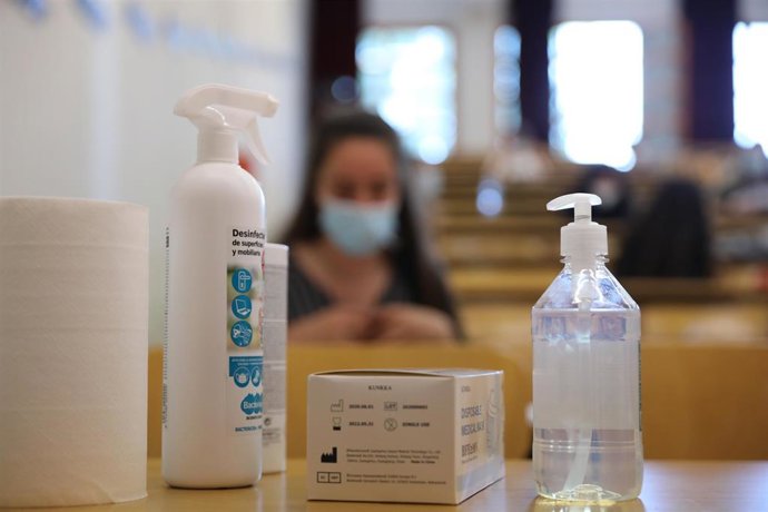 Geles desinfectantes en una de las aulas de la Facultad de Ciencias Económicas y Empresariales el día del comienzo de los exámenes de selectividad 2021.