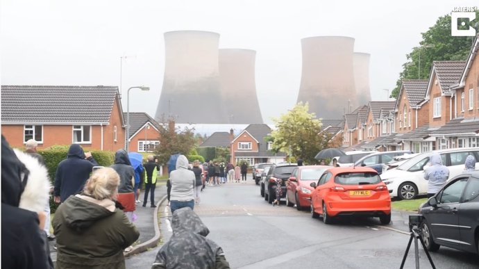 Impresionante demolición de cuatro torres de refrigeración de una antigua central eléctrica en Rugeley, Reino Unido