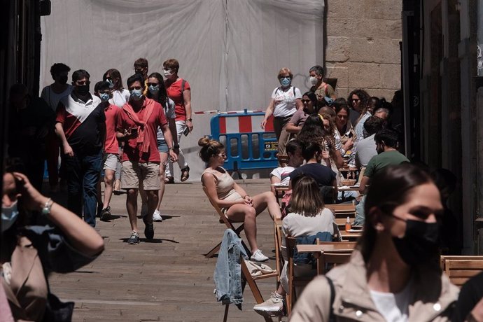 Varias personas en la terraza de un bar, en la Rúa da Raiña, a 6 de junio de 2021, en Santiago de Compostela.