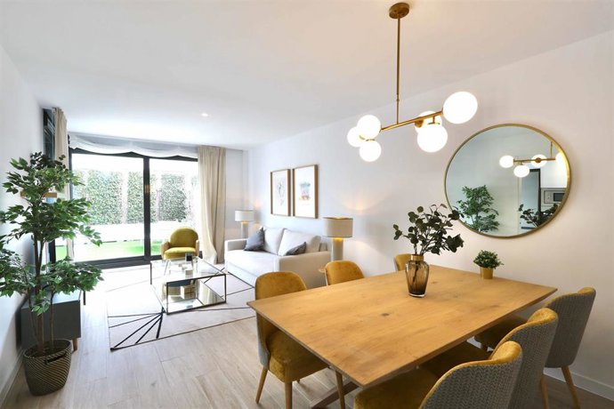 Archivo - Salón de una de las viviendas de la promoción industrializada Etheria de AEDAS Homes en Madrid