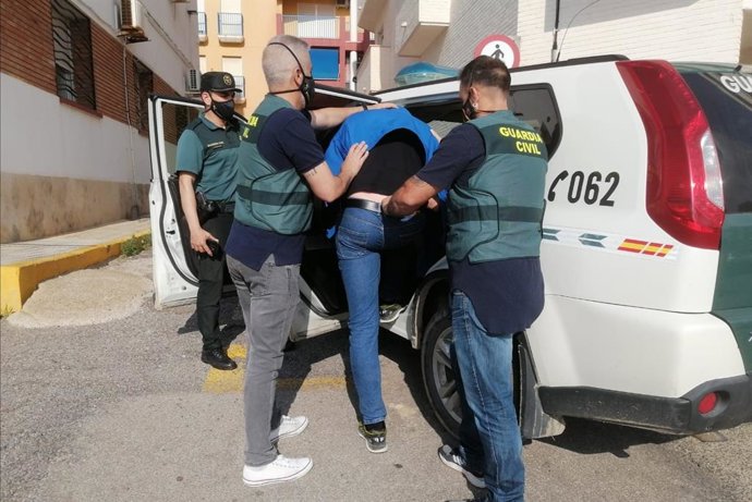 Imagen del detenido entrando en un coche de la Guardia Civil