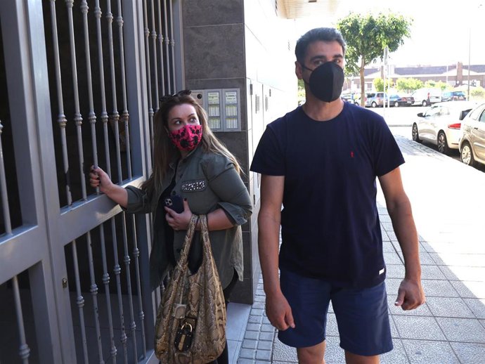 Jesulín y María José Campanario, llegando a la casa de su hija Julia en la capital