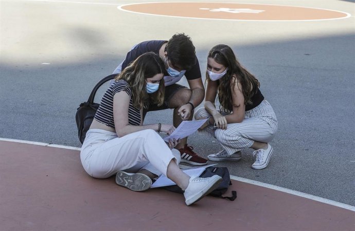 Archivo - Estudiantes de bachillerato se preparan para realizar los exámenes Selectividad o Pruebas de Acceso a la Universidad (PAU), en Valencia (imagen de archibo de julio de 2020)