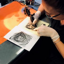 Prácticas de tatuaje realista sobre piel sintética