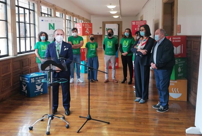 El rector de la Universidad de Oviedo, Ignacio Villaverde, lee el manifiesto del Grupo 9 Universidades 'Embajadoras por el Clima'.