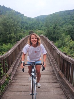 La catalana Ángela López pedaleará unos 200 kilómetros entre Llan (Girona) y Esplugues de Llobregat (Barcelona) para recaudar fondos contra el cáncer