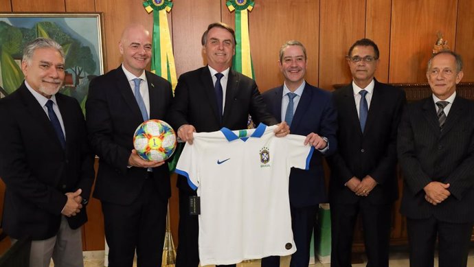 Archivo - El presidente de la Federación Brasileña de Fútbol (CBF), Rogerio Caboclo (tercero por la derecha) junto al presidente de Brasil, Jair Bolsonaro, el de la FIFA, Gianni Infantino, y otros dirigentes