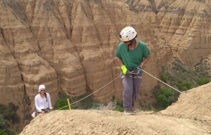 Charlotte Prud'homme (a la izquierda) está haciendo rápel para recolectar muestras de suelo. La secuencia sedimentaria de 80 metros de espesor en Charyn Canyon, Kazajstán, documenta el cambio climático en los últimos 5 millones de años.