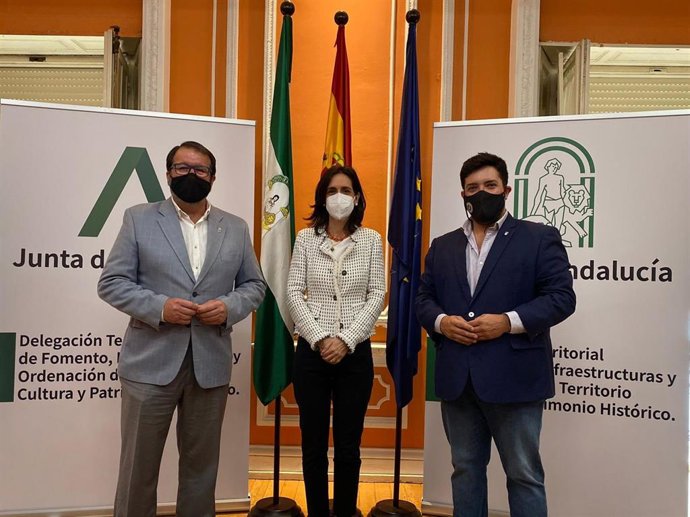 La delegada territorial de Fomento de Sevilla, Susana Cayuelas, junto al alcalde de Carmona, Juan Ávila, y Lora del Río, Antonio Enamorado.