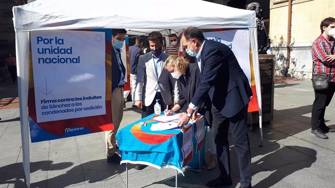 El presidente del PP vasco, Carlos Iturgaiz, firma contra los indultos del procés