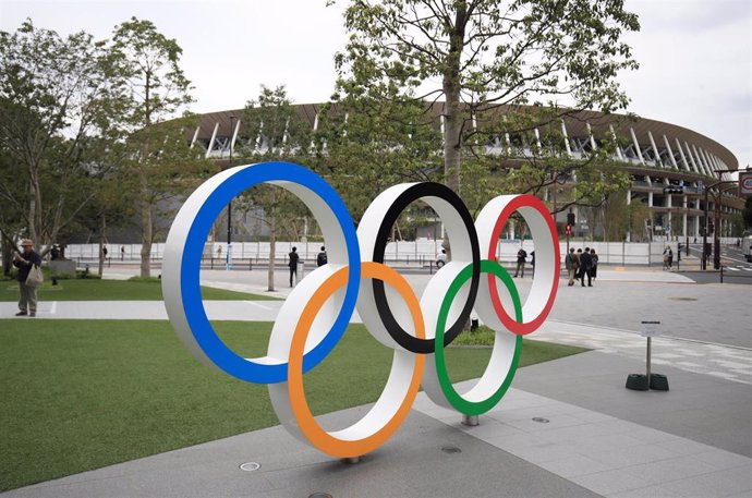 Archivo - Anillos olímpicos frente al Estadio Olímpico de Tokio