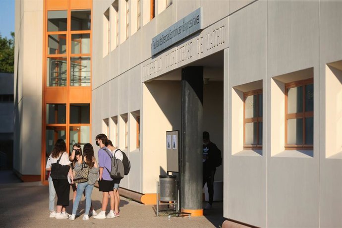 Estudiantes esperan en la puerta de la Facultad de Ciencias Económicas y Empresariales el día del comienzo de los exámenes de selectividad 2021.