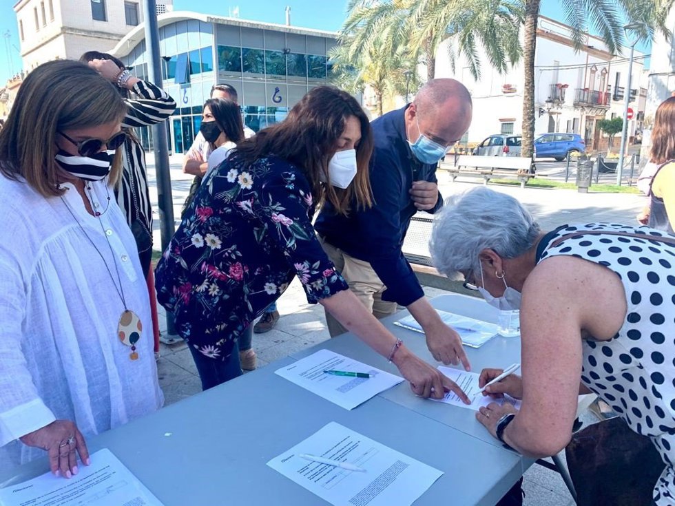 Loles López, en una recogida de firmas en La Palma del Condado (Huelva)