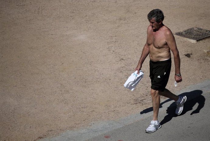 Archivo - Un hombre pasea sin camiseta en el Parque Madrid Río, a 29 de julio de 2020. Una ola de calor llegará mañana a la Península y Baleares, dejando temperaturas de 40C en amplias zonas hasta por lo menos el sábado, según el aviso especial que emi