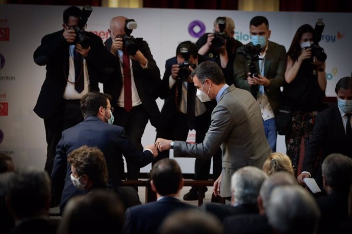 Los presidentes de la Generalitat y del Gobierno, Pere Aragons y Pedro Sánchez, se saludan en el acto de Foment del Treball