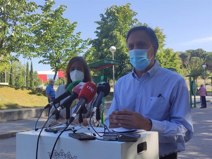 El alcalde de Salamanca atiende a los medios de comunicación este lunes en el Parque de Würzburg.