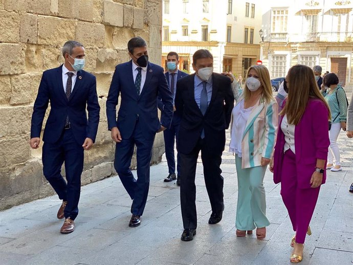 Luis Planas con la alcaldesa de Jerez antes de visitar el Ayuntamiento