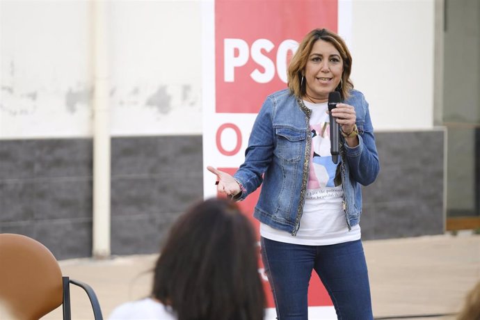Archivo - La candidata de las primarias del PSOE-A Susana Díaz, en un acto con militantes, en una foto de archivo.