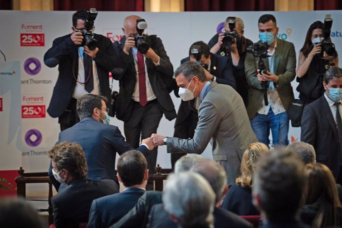 El president de la Generalitat, Pere Aragonés (i) y el presidente del Gobierno, Pedro Sánchez (d), se saludan durante la entrega de la medalla del 250 aniversario de Foment del Treball en Barcelona
