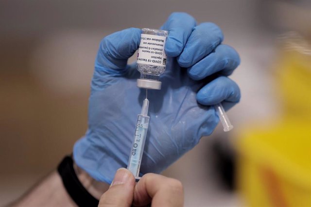 Un sanitario sostiene una vacuna contra el Covid-19, a 1 de junio de 2021, en el Hospital Isabel Zendal, en Madrid, (España). La Comunidad de Madrid comenzó ayer, 31 de mayo, a vacunar a las 213.300 personas menores de 60 años que recibieron la primera 
