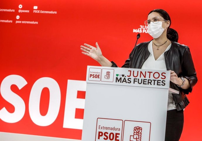 La secretaria de Organización del PSOE de Extremadura, Marisol Mateos, en rueda de prensa