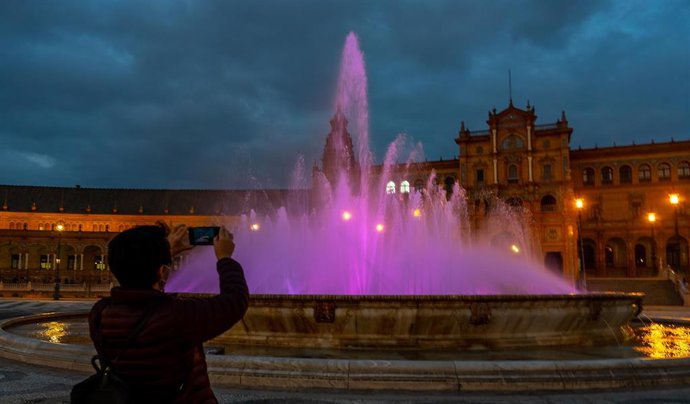 Archivo - Fuente de la Plaza de España de Sevilla, con luces violeta por el Día Internacional de la Mujer