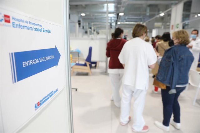 Archivo - Varias personas acuden a recibir la vacuna contra el Covid-19 en el Hospital Isabel Zendal, Madrid, (España), en una imagen de archivo