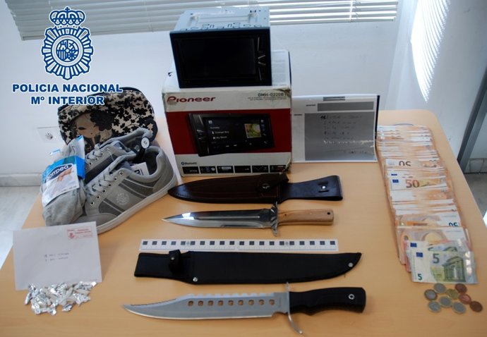 Droga y efectos intervenidos por la Policía Nacional a uno de los detenidos.