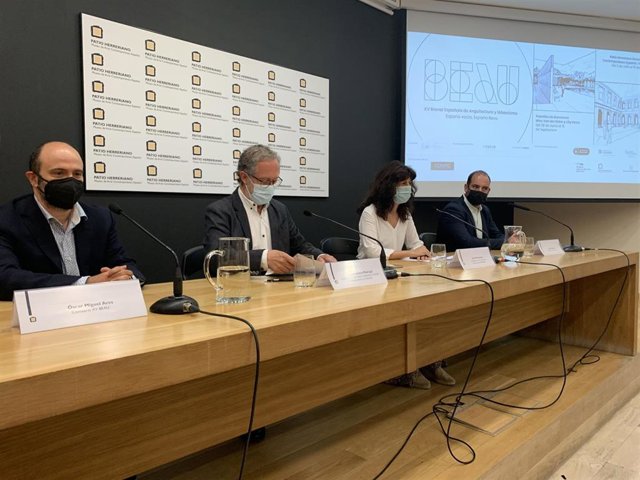 Presentación de la Bienal de Arquitectura en el Patio Herreriano de Valladolid. De derecha a izquierda: el director del Museo, Javier Hontoria; la concejal de Cultura, Ana Redondo; el concejal de Planeamiento, Manuel Saravia; y el comisario, Óscar Ares