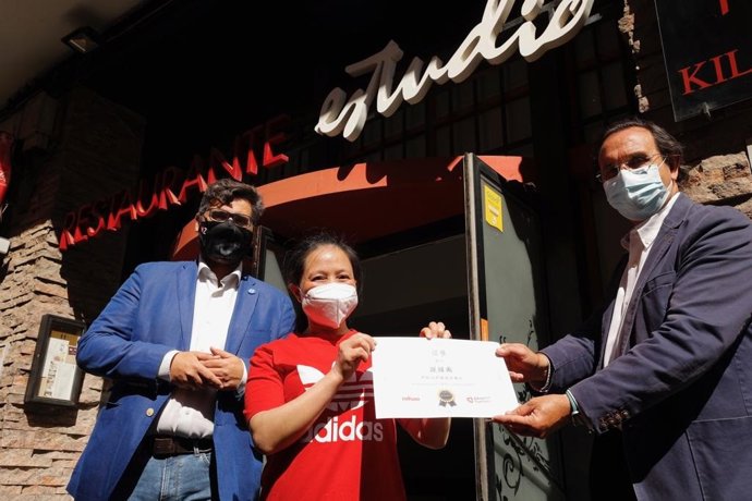 Entrega del certificado a uno de los  mejores restaurantes especializados