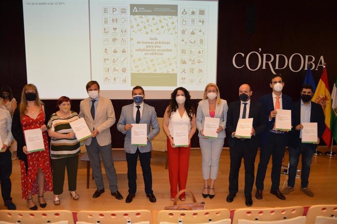 Rocío Ruiz (centro), en la presentación de la Guía de Señalización Accesible en Edificios.