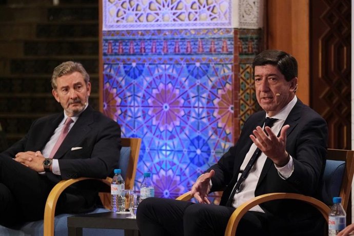 El director regional Sur de España de Barceló Hotel Group, Gaspar Sáenz, y el vicepresidente de la Junta y consejero de Turismo, Juan Marín, este lunes en Sevilla en un acto de la Cadena Ser.