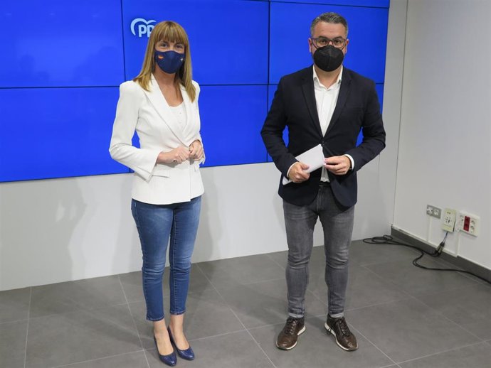 El diputado nacional del PP, Javier Merino, y la senadora Ana Lourdes González, en comparecencia de prensa