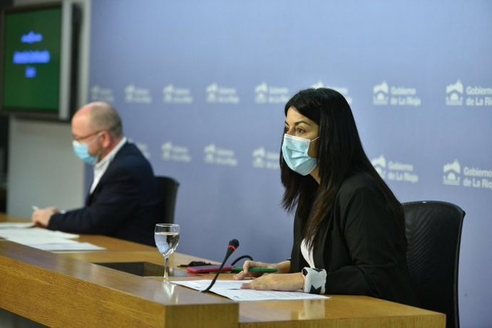 La gerente de Atención Primaria, Paula Guerrero, y el gerente del SERIS, Alberto Lafuente