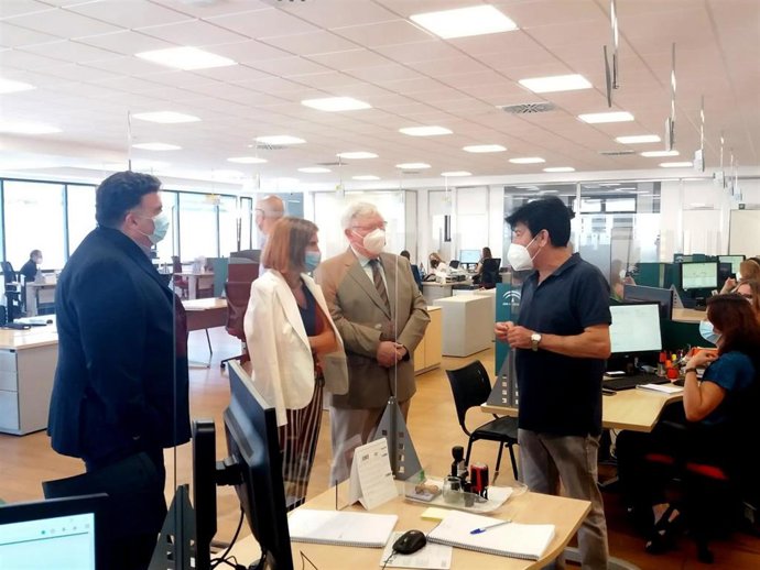 La consejera de Empleo, Formación y Trabajo Autónomo, Rocío Blanco, ha visitado la nueva oficina del SAE de Morón de la Frontera (Sevilla)