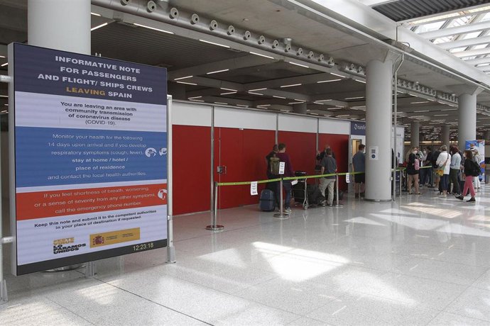 Archivo - Pasajeros hacen cola para entrar al dispositivo de detección de Covid-19 colocado en el aeropuerto de Palma.