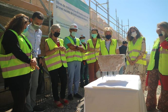 Del Pozo contempla la pieza hallada en la Alcazaba de Almería