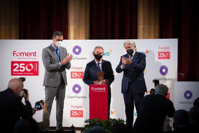 El presidente del Gobierno, Pedro Sánchez; el editor de La Vanguardia, Javier Godó, y el presidente de Foment del Treball, Josep Sánchez Llibre