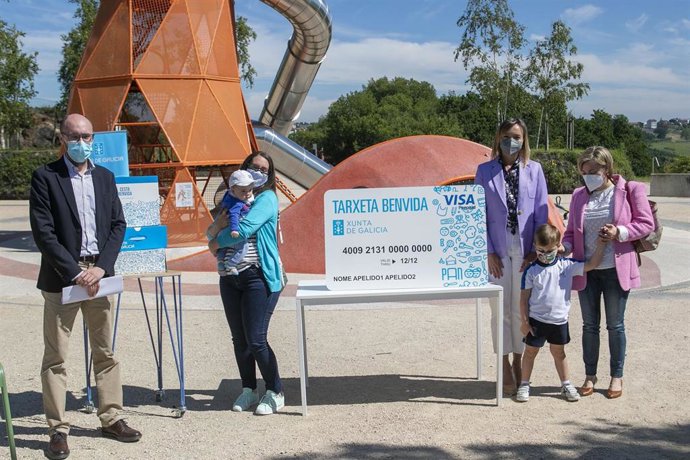 La conselleira de Política Social, Fabiola García, presenta el nuevo diseño de la 'Tarxeta Benvida'