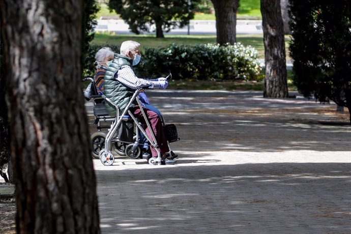 Archivo - Dos ancianos con andadores sentados en un banco en el primer día en que los españoles pueden salir de casa a pasear y hacer ejercicio al aire libre, pero solo en determinadas franjas horarias, divididos por edades, en el mismo municipio de res