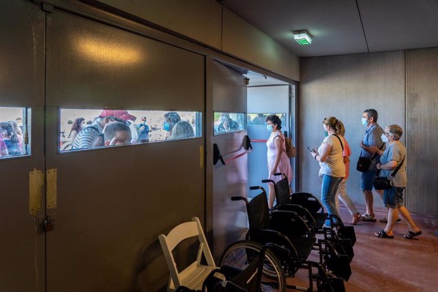 Recién vacunados entre personas de 49 y 52 años saliendo del Estadio de la Cartuja en un día festivo por el Corpus , a 03 de junio del 2021 en Sevilla, Andalucía