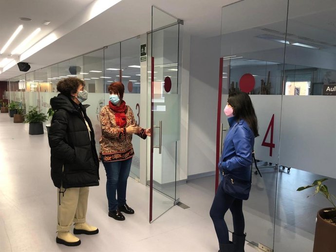 Archivo - Imagen de archivo de la concejal de Servicios Sociales, Rafaela Romero, en un centro de mayores.