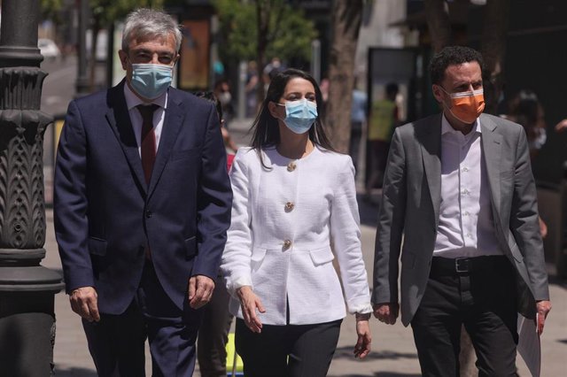 El líder Ciudadanos en el Parlamento Europeo, Luis Garicano; la presidenta de Cs, Inés Arrimadas; y el vicesecretario general del partido, Edmundo Bal, a su llegada al Tribunal de Cuentas para presentar una denuncia por la ayuda a Plus Ultra.